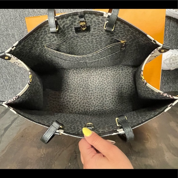 (SOLD) Louis Vuitton ONTHEGO Leather GM- Black (Proof Of Authenticity Provided) - Picture 8 of 16